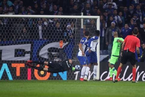 28.11.2018, Fussball, Saison 2018 2019, Champions League, 5. Spieltag - FC Porto - FC Schalke 04 Eder Militao Eder Militao (FC Porto) erzielt das Tor zum 1 zu 0 Porto Estadio do Dragao Portugal
