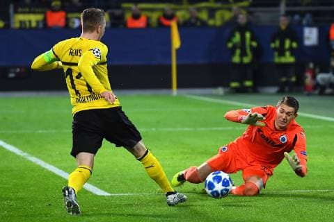 Fußball Champions League Gruppenphase 5. Spieltag Borussia Dortmund - FC Brügge am 28.11.2018 im Signal Iduna Park in Dortmund Marco Reus ( Dortmund ), links - Than Horvath ( Brügge ), rechts DFL DFB regulations prohibit any use of photographs as image sequences and or quasi-video.