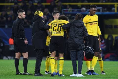 Fußball Champions League Gruppenphase 5. Spieltag Borussia Dortmund - FC Brügge am 28.11.2018 im Signal Iduna Park in Dortmund Axel Witsel ( Dortmund ) wird verletzt vom Platz gebracht DFL DFB regulations prohibit any use of photographs as image sequences and or quasi-video.