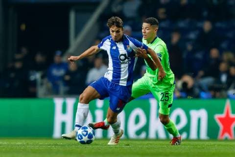 Portugal, Porto 28.11.2018, UEFA Champions League - 2018 19 Season, Vorrunde, Gruppenphase - Gruppe D - 5. Spieltag, FC Porto - FC Schalke 04, Oliver Torres (FCP) und Amine Harit (S04) im Zweikampf ( DeFodi048
