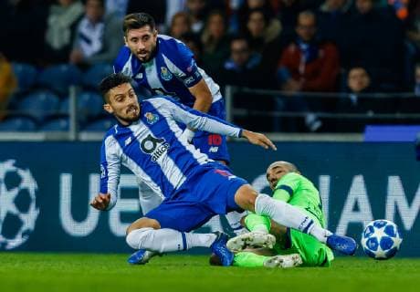 Portugal, Porto 28.11.2018, UEFA Champions League - 2018 19 Season, Vorrunde, Gruppenphase - Gruppe D - 5. Spieltag, FC Porto - FC Schalke 04, Alex Telles (FCP) und Nabil Bentaleb (S04) im Zweikampf ( DeFodi048
