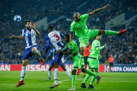 Portugal, Porto 28.11.2018, UEFA Champions League - 2018 19 Season, Vorrunde, Gruppenphase - Gruppe D - 5. Spieltag, FC Porto - FC Schalke 04, Hector Herrera (FCP), Eder Militao (FCP) und Omar Mascarell (S04), Naldo (S04) im Zweikampf ( DeFodi048
