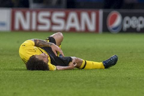 Fußball: UEFA Champions League, CL, Saison 2018 2019, 5. Spieltag, Borussia Dortmund - Club Brügge in Dortmund (Nordrhein-Westfalen). Dortmunds Axel Witsel liegt verletzt auf dem Rasen. UEFA REGULATIONS PROHIBIT ANY USE OF PHOTOGRAPHS AS IMAGE SEQUENCES AND OR QUASI-VIDEO. Copyright: xKirchner DavidxInderliedx