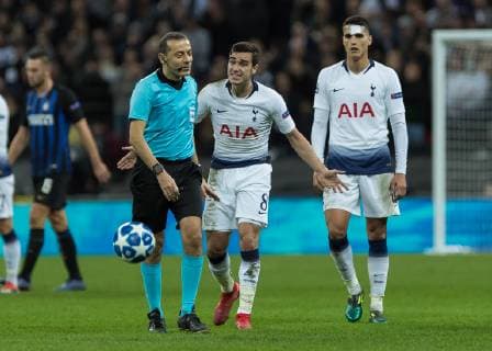 Football - 2018 2019 UEFA Champions League - Group B: Tottenham Hotspur vs. Inter Milan Harry Winks (Tottenham FC) appeals to referee Cuneyt Cakir (TUR) after he is penalised for a foul at Wembley Stadium. COLORSPORT DANIEL BEARHAM  csp_tot_int_281118_