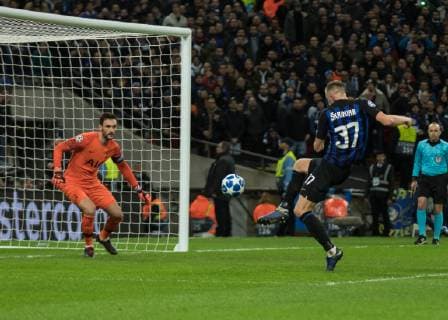 Football - 2018 2019 UEFA Champions League - Group B: Tottenham Hotspur vs. Inter Milan Milan Skriniar (Inter Milan) is just inches away from making contact with the ball as the cross comes over at Wembley Stadium. COLORSPORT DANIEL BEARHAM  csp_tot_int_281118_