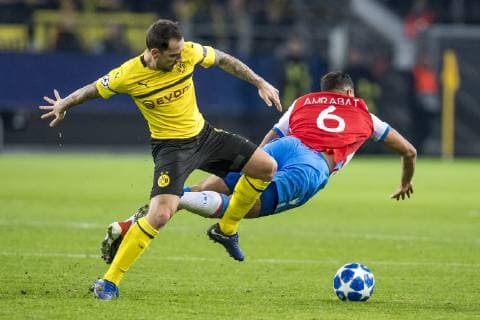 Fußball: UEFA Champions League, CL, Saison 2018 2019, 5. Spieltag, Borussia Dortmund - Club Brügge in Dortmund (Nordrhein-Westfalen). Dortmunds Paco Alcacer (l.) und Brügges Sofyan Amrabat kämpfen um den Ball. UEFA REGULATIONS PROHIBIT ANY USE OF PHOTOGRAPHS AS IMAGE SEQUENCES AND OR QUASI-VIDEO. Copyright: xKirchner DavidxInderliedx