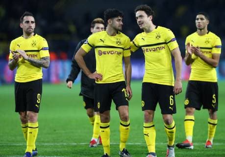 Mittwoch 28.11.2018, Saison 2018 2019, UEFA Champions League, 5. Spieltag im Dortmunder Signal Iduna Park, BVB 09 Borussia Dortmund - Club Brügge, Enttäuschung bei de Dortmunder Spielern nach Abpfiff: Paco Alcacer, Francisco Alcacer Garcia (BVB), Mahmoud Dahoud (BVB), Thomas Delaney (BVB) und Achraf Hakimi (BVB), v.l.