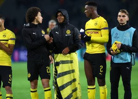 Mittwoch 28.11.2018, Saison 2018 2019, UEFA Champions League, 5. Spieltag im Dortmunder Signal Iduna Park, BVB 09 Borussia Dortmund - Club Brügge, Enttäuschung bei de Dortmunder Spielern nach Abpfiff: Axel Witsel (BVB) mit Abdou Diallo (BVB), Axel Witsel (BVB) und Maximilian Philipp (BVB), v.l.