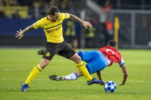 Fußball: UEFA Champions League, CL, Saison 2018 2019, 5. Spieltag, Borussia Dortmund - Club Brügge in Dortmund (Nordrhein-Westfalen). Dortmunds Paco Alcacer (l.) und Brügges Sofyan Amrabat kämpfen um den Ball. UEFA REGULATIONS PROHIBIT ANY USE OF PHOTOGRAPHS AS IMAGE SEQUENCES AND OR QUASI-VIDEO. Copyright: xKirchner DavidxInderliedx
