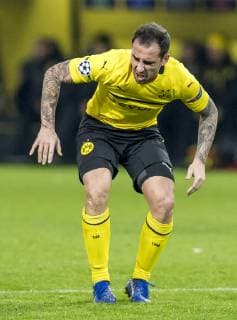 Fußball: UEFA Champions League, CL, Saison 2018 2019, 5. Spieltag, Borussia Dortmund - Club Brügge in Dortmund (Nordrhein-Westfalen). Dortmunds Paco Alcacer hat Schmerzen. UEFA REGULATIONS PROHIBIT ANY USE OF PHOTOGRAPHS AS IMAGE SEQUENCES AND OR QUASI-VIDEO. Copyright: xKirchner DavidxInderliedx