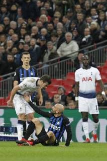 Borja Valero of FC Internazionale receives strong words from Harry Winks of Tottenham Hotspur during the UEFA Champions League Group Stage match between Tottenham Hotspur and Inter Milan at Wembley Stadium, London, England on 28 November 2018. Copyright: xCarltonxMyriex 22060027