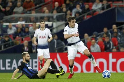 Harry Winks of Tottenham Hotspur escapes Marcelo Brozovic of FC Internazionale during the UEFA Champions League Group Stage match between Tottenham Hotspur and Inter Milan at Wembley Stadium, London, England on 28 November 2018. Copyright: xCarltonxMyriex 22060048