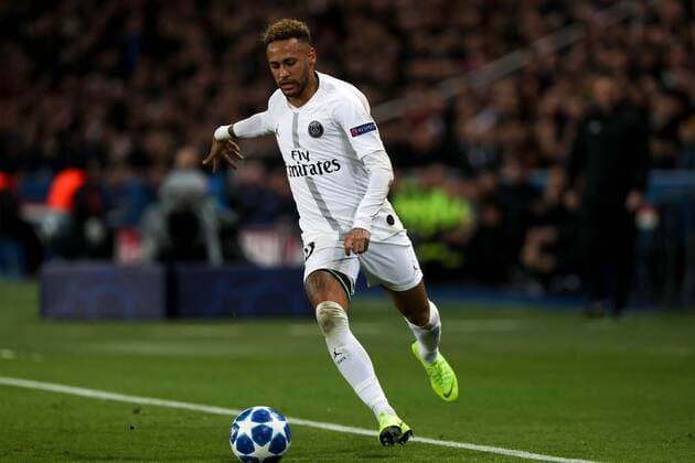 28th November 2018, Parc des Princes, Paris, France; UEFA Champions League football, Paris St-Germain versus Liverpool; Neymar Jr of Paris Saint Germain crosses the ball  ActionPlus12083848 PedroxSalado