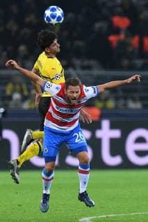 Fußball Champions League Gruppenphase 5. Spieltag Borussia Dortmund - FC Brügge am 28.11.2018 im Signal Iduna Park in Dortmund Mats Rits ( Brügge ), vorne - Mahmoud Dahoud ( Dortmund ), hinten DFL DFB regulations prohibit any use of photographs as image sequences and or quasi-video.
