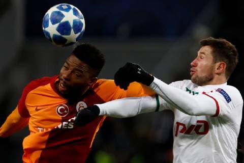 MOSCOW, RUSSIA - NOVEMBER 28: Grzegorz Krychowiak (R) of FC Lokomotiv Moscow and Ryan Donk of Galatasaray vie for a header during the Group D match of the UEFA Champions League between FC Lokomotiv Moscow and Galatasaray at Lokomotiv Stadium on November 28, 2018 in Moscow, Russia. SPO, SOC, FOC, SPO, SOC, FOC 