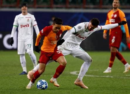 MOSCOW, RUSSIA - NOVEMBER 28: Grzegorz Krychowiak (R) of FC Lokomotiv Moscow and Yuto Nagatomo of Galatasaray vie for the ball during the Group D match of the UEFA Champions League between FC Lokomotiv Moscow and Galatasaray at Lokomotiv Stadium on November 28, 2018 in Moscow, Russia. SPO, SOC, FOC, SPO, SOC, FOC 
