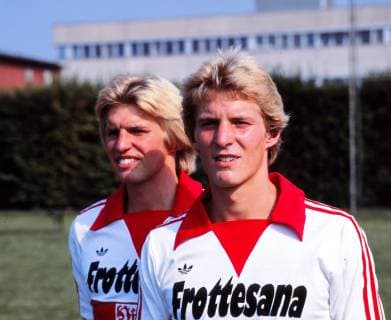 BAU Stuttgart Fußball VfB Stuttgart Förster-Brüder Karlheinz und Bernd Förster, v.l. Bernd und Karlheinz Förster *** BAU Stuttgart Football VfB Stuttgart forester brothers Karlheinz and Bernd Förster v l Bernd and Karlheinz forester