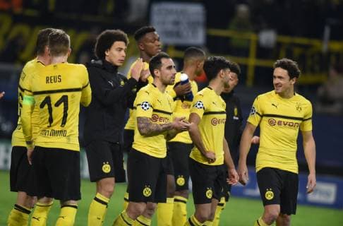 CL Borussia Dortmund - Club Brügge 0:0 28.11.2018 BVB Spieler bedanken sich bei den Fans zu erkennen von links : Reus, Witsel, Zagadou, Paco Alcacer, Dahoud und Thomas Delaney DFL REGULATIONS PROHIBIT ANY USE OF PHOTOGRAPHS AS IMAGE SEQUENCES AND OR QUASI-VIDEO