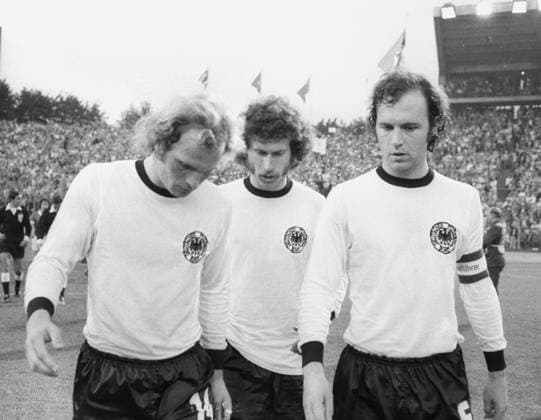 Fussball Weltmeisterschaft 1974 DDR- Deutschland 1:0 in Hamburg von links: Uli Hoeness, Paul Breitner, Franz Beckenbauer enttäuscht