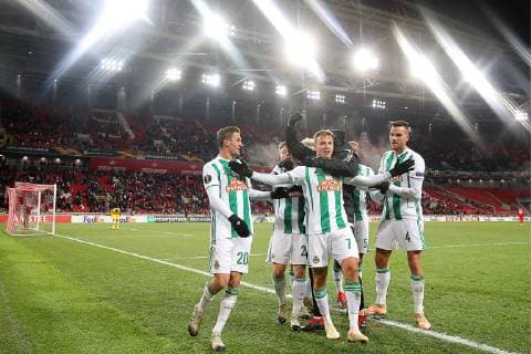 Sport Bilder des Tages MOSCOW, RUSSIA - NOVEMBER 29, 2018: Rapid Vienna s, Maximilian Hofmann, Manuel Thurnwald, Philipp Schobesberger, and Mateo Barac (L-R) celebrate their victory in the 2018 19 UEFA Europa League Group G Round 5 football match against Spartak Moscow at Otkrytie Arena. Sergei Bobylev TASS  TS0994AF