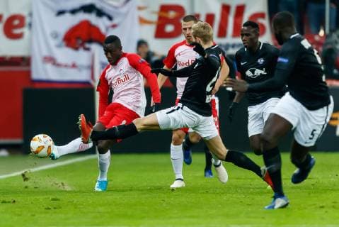 Oesterreich, Salzburg 29.11.2018, UEFA Europa League - 2018 19 Season, Vorrunde, Gruppenphase - Gruppe B - 5. Spieltag, RB Salzburg - RB Leipzig Diadie Samassekou (RBS) und Konrad Laimer (RBL) im Zweikampf ( DeFodi507