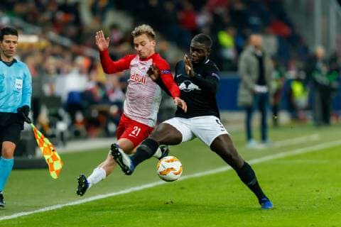 Oesterreich, Salzburg 29.11.2018, UEFA Europa League - 2018 19 Season, Vorrunde, Gruppenphase - Gruppe B - 5. Spieltag, RB Salzburg - RB Leipzig Fredrik Gulbrandsenv (RBS) und Dayot Upamecano (RBL) im Zweikampf ( DeFodi507
