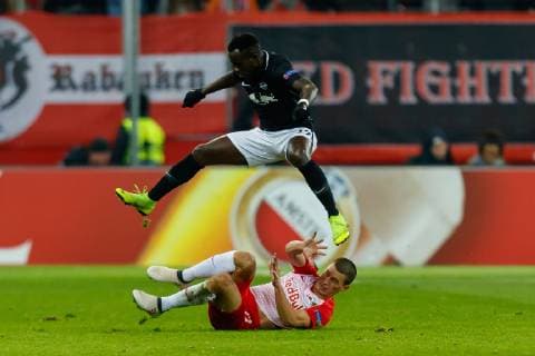 Oesterreich, Salzburg 29.11.2018, UEFA Europa League - 2018 19 Season, Vorrunde, Gruppenphase - Gruppe B - 5. Spieltag, RB Salzburg - RB Leipzig Bruma (RBL) und Stefan Lainer (RBS) im Zweikampf ( DeFodi507