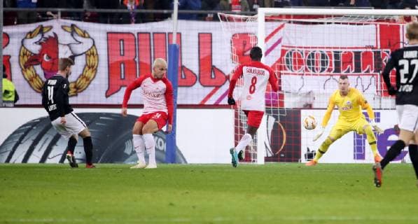 Salzburg - RB Leipzig Fussball Euro League Salzburg, 29.11.2018, Red Bull Arena, Fussball, UEFA Europa League , Gruppe B, 5.Spieltag , FC Red Bull Salzburg vs. RB Leipzig , Im Bild: Timo Werner (l., 11, RB Leipzig) scheitert vor dem Salzburger Tor. , Gemäß den Vorgaben der UEFA ist es untersagt, in dem Stadion und oder vom Spiel angefertigte Fotoaufnahmen in Form von Sequenzbildern und oder videoähnlichen Fotostrecken zu verwerten bzw. verwerten zu lassen. ,