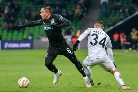 KRASNODAR, RUSSIA - NOVEMBER 29, 2018: FC Krasnodar s Cristian Ramirez (L) and Akhisar Belediyespor s Adrien Regattin in action in their 2018 19 UEFA Europa League Group J Round 5 football match at Krasnodar Stadium. Maxim Romanov TASS  TS0994CE