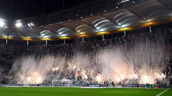 Fußball, EL, Eintracht Frankfurt Fans sorgen mit Papierschlangen für beeindruckende Szenen 29.11.2018, xjhx, Fussball UEFA Europa League, Eintracht Frankfurt - Olympique Marseille emspor, v.l. choreo (DFL DFB REGULATIONS PROHIBIT ANY USE OF PHOTOGRAPHS as IMAGE SEQUENCES and or QUASI-VIDEO) Frankfurt am Main
