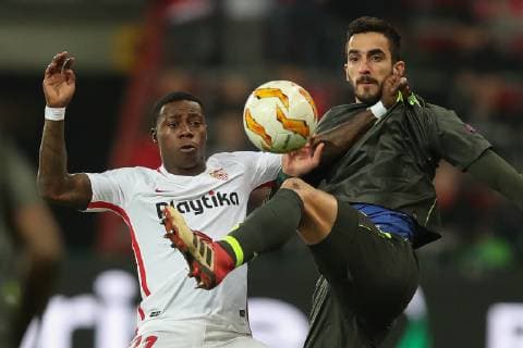 Sevilla s forward Quincy Promes and Standard s Konstantinos Kostas Laifis fight for the ball during the match between Belgian soccer team Standard de Liege and Spanish club Sevilla, in Liege, Thursday 29 November 2018 on the fifth day of the UEFA Europa League group stage, in group J. BRUNOxFAHY  x05479495x