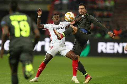 Sevilla s forward Quincy Promes and Standard s Konstantinos Kostas Laifis fight for the ball during the match between Belgian soccer team Standard de Liege and Spanish club Sevilla, in Liege, Thursday 29 November 2018 on the fifth day of the UEFA Europa League group stage, in group J. BRUNOxFAHY  x05479496x