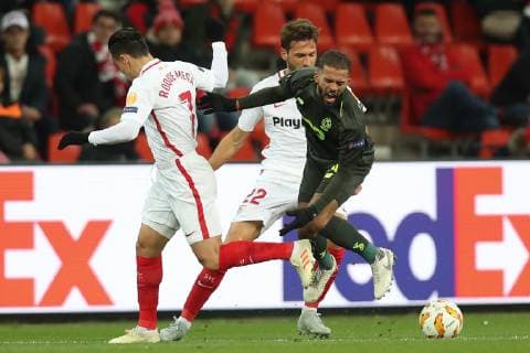 Sevilla s midfielderRoque Mesa and Standard s Mehdi Carcela fight for the ball during the match between Belgian soccer team Standard de Liege and Spanish club Sevilla, in Liege, Thursday 29 November 2018 on the fifth day of the UEFA Europa League group stage, in group J. BRUNOxFAHY  x05479501x