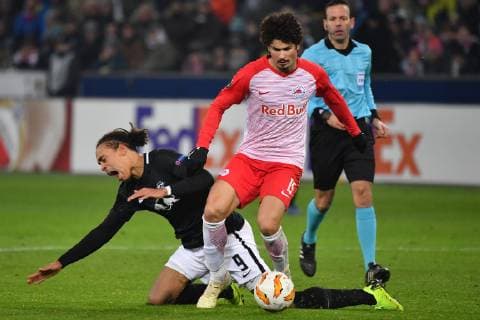 Yussuf POULSEN (L), Aktion,Zweikampf gegen Andre RAMALHO (Salzburg). Fussball Europa League, Gruppenphase, Gruppe B, 5. Spieltag, FC Salzburg (SL)-RB Leipzig (L) 1-0, am 29.11.2018 Stadion Salzburg.