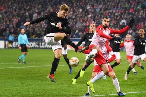 Timo WERNER (L), Aktion,Zweikampf gegen Munas DABBUR (Salzburg), Torchance,Strafraumszene. Fussball Europa League, Gruppenphase, Gruppe B, 5. Spieltag, FC Salzburg (SL)-RB Leipzig (L) 1-0, am 29.11.2018 Stadion Salzburg.