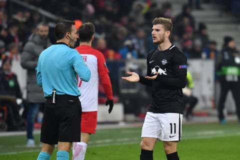 Timo WERNER (L) beschwert sich bei Schiedsrichter Orel GRINFELD (ISR). Fussball Europa League, Gruppenphase, Gruppe B, 5. Spieltag, FC Salzburg (SL)-RB Leipzig (L) 1-0, am 29.11.2018 Stadion Salzburg.