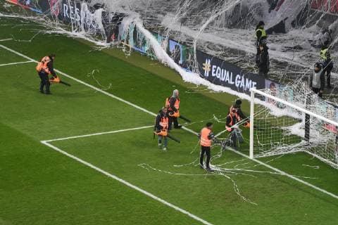 Fußball, EL, Eintracht Frankfurt Fans sorgen mit Papierschlangen für beeindruckende Szenen 29.11.2018, xmhx, Fussball UEFA Europa League, Eintracht Frankfurt - Olympique Marseille emspor, v.l. Ordner versuchen die Choreographie zu entfernen mit Laubbläsern (DFL DFB REGULATIONS PROHIBIT ANY USE OF PHOTOGRAPHS as IMAGE SEQUENCES and or QUASI-VIDEO) Frankfurt am Main