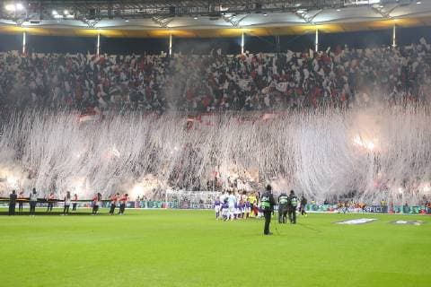Fußball, EL, Eintracht Frankfurt Fans sorgen mit Papierschlangen für beeindruckende Szenen Fußball Europa League 05. Spieltag Eintracht Frankfurt - Olympique Marseille am 29.11.2018 in der Commerzbank-Arena in Frankfurt Die Fans von Eintracht Frankfurt in der Nordwestkurve präsentieren eine Choreografie