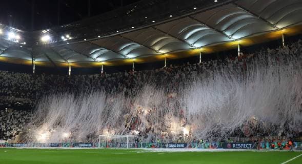 Sport Themen der Woche KW48 Sport Bilder des Tages Fußball, EL, Eintracht Frankfurt Fans sorgen mit Papierschlangen für beeindruckende Szenen 29.11.2018 GER, Frankfurt am Main, Commerzbankarena Europa League Eintracht Frankfurt (SGE) - Olympique Marseille geniale Choereografie der Fans Ultras in der Kurve DFL regulations prohibit any use of photographs as image sequences and or quasi-video *** 29 11 2018 GER Frankfurt am Main Commerzbankarena Europa League Eintracht Frankfurt SGE Olympique Marseille brilliant choreography of the fans Ultras in the curve DFL regulations prohibit any use of photographs as image sequences and or quasi video