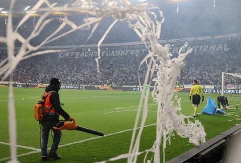 Fußball, EL, Eintracht Frankfurt Fans sorgen mit Papierschlangen für beeindruckende Szenen 29.11.2018 GER, Frankfurt am Main, Commerzbankarena Europa League Eintracht Frankfurt (SGE) - Olympique Marseille Helfer räumen schnell die Reste der Choregrafie der Luftschlangen weg DFL regulations prohibit any use of photographs as image sequences and or quasi-video