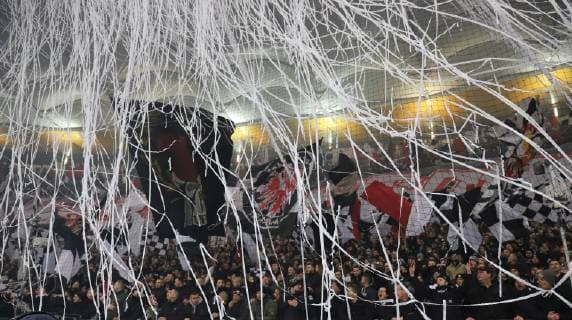Fußball, EL, Eintracht Frankfurt Fans sorgen mit Papierschlangen für beeindruckende Szenen 29.11.2018 GER, Frankfurt am Main, Commerzbankarena Europa League Eintracht Frankfurt (SGE) - Olympique Marseille geniale Choereografie der Fans Ultras in der Kurve DFL regulations prohibit any use of photographs as image sequences and or quasi-video