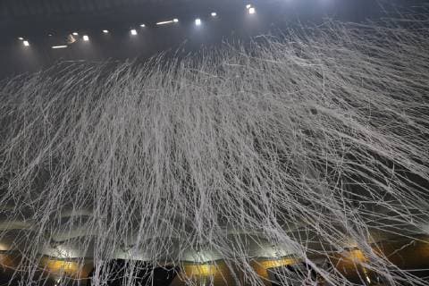 Fußball, EL, Eintracht Frankfurt Fans sorgen mit Papierschlangen für beeindruckende Szenen 29.11.2018 GER, Frankfurt am Main, Commerzbankarena Europa League Eintracht Frankfurt (SGE) - Olympique Marseille geniale Choereografie der Fans Ultras in der Kurve DFL regulations prohibit any use of photographs as image sequences and or quasi-video