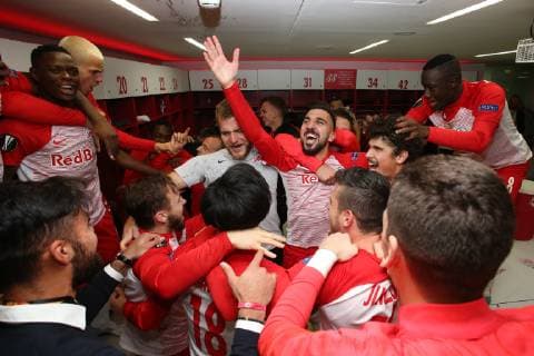 SOCCER - UEFA EL, RBS vs RB Leipzig SALZBURG,AUSTRIA,29.NOV.18 - SOCCER - UEFA Europa League, group stage, Red Bull Salzburg vs RasenBallsport Leipzig. Image shows the rejoicing of Patson Daka, Marin Pongracic, mental coach Ulf Haefelinger, Munas Dabbur, Andre Ramalho and Diadie Samassekou (RBS). GEPAxpictures xMathiasxMandl
