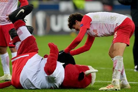SOCCER - UEFA EL, RBS vs RB Leipzig SALZBURG,AUSTRIA,29.NOV.18 - SOCCER - UEFA Europa League, group stage, Red Bull Salzburg vs RasenBallsport Leipzig. Image shows the rejoicing of mascot Bullidibumm and Andre Ramalho (RBS). GEPAxpictures xFlorianxErtl