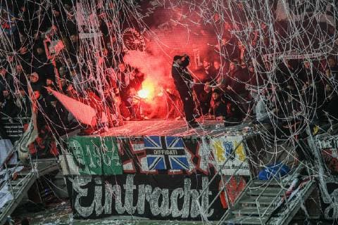 Fußball, EL, Eintracht Frankfurt Fans sorgen mit Papierschlangen für beeindruckende Szenen 29.11.2018, xmhx, Fussball UEFA Europa League, Eintracht Frankfurt - Olympique Marseille emspor, v.l. Pyrotechnik der Eintracht Fans, Ultras, Pyro, Feuerwerk (DFL DFB REGULATIONS PROHIBIT ANY USE OF PHOTOGRAPHS as IMAGE SEQUENCES and or QUASI-VIDEO) Frankfurt am Main