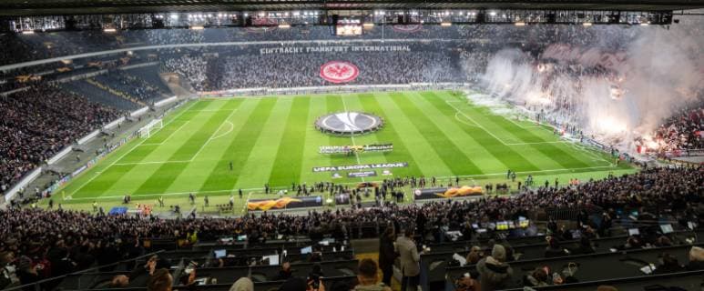 Fußball, EL, Eintracht Frankfurt Fans sorgen mit Papierschlangen für beeindruckende Szenen 29.11.2018, xmhx, Fussball UEFA Europa League, Eintracht Frankfurt - Olympique Marseille emspor, v.l. Choreographie Eintracht Fans, Eintracht Frankfurt International (DFL DFB REGULATIONS PROHIBIT ANY USE OF PHOTOGRAPHS as IMAGE SEQUENCES and or QUASI-VIDEO) Frankfurt am Main