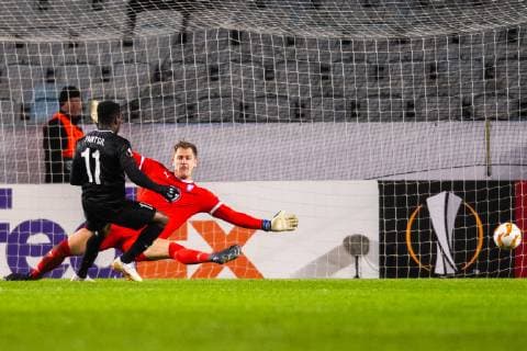 181129 Joseph Paintsil of Genk scores 0-2 behind goalkeeper Johan Dahlin of Malmö FF during the Europa league match between Malmö FF and Genk on November 29, 2018 in Malmö. Photo: Petter Arvidson BILDBYRN kod PA 92161  Copyright: PETTERxARVIDSON BB181129PA037
