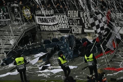 Fußball, EL, Eintracht Frankfurt Fans randalieren und montieren Sitzbänke ab 29.11.2018, xmhx, Fussball UEFA Europa League, Eintracht Frankfurt - Olympique Marseille emspor, v.l. Sitzbänke vor dem Eintracht Fanblock (DFL DFB REGULATIONS PROHIBIT ANY USE OF PHOTOGRAPHS as IMAGE SEQUENCES and or QUASI-VIDEO) Frankfurt am Main