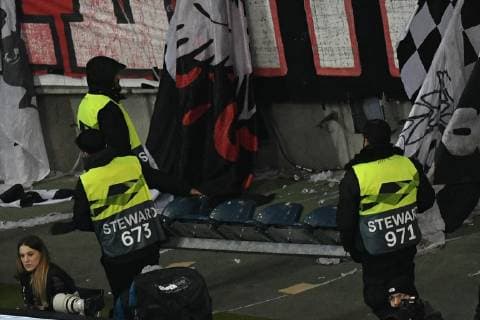 Fußball, EL, Eintracht Frankfurt Fans randalieren und montieren Sitzbänke ab 29.11.2018, xmhx, Fussball UEFA Europa League, Eintracht Frankfurt - Olympique Marseille emspor, v.l. Ordner tragen Sitzbänke weg (DFL DFB REGULATIONS PROHIBIT ANY USE OF PHOTOGRAPHS as IMAGE SEQUENCES and or QUASI-VIDEO) Frankfurt am Main