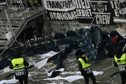 Fußball, EL, Eintracht Frankfurt Fans randalieren und montieren Sitzbänke ab 29.11.2018, xmhx, Fussball UEFA Europa League, Eintracht Frankfurt - Olympique Marseille emspor, v.l. Sitzbänke vor dem Eintracht Block (DFL DFB REGULATIONS PROHIBIT ANY USE OF PHOTOGRAPHS as IMAGE SEQUENCES and or QUASI-VIDEO) Frankfurt am Main